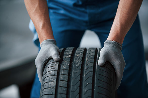Quando Cambiare i Pneumatici: Consigli Cruciali per la Tua Sicurezza Stradale con Potena Gomme